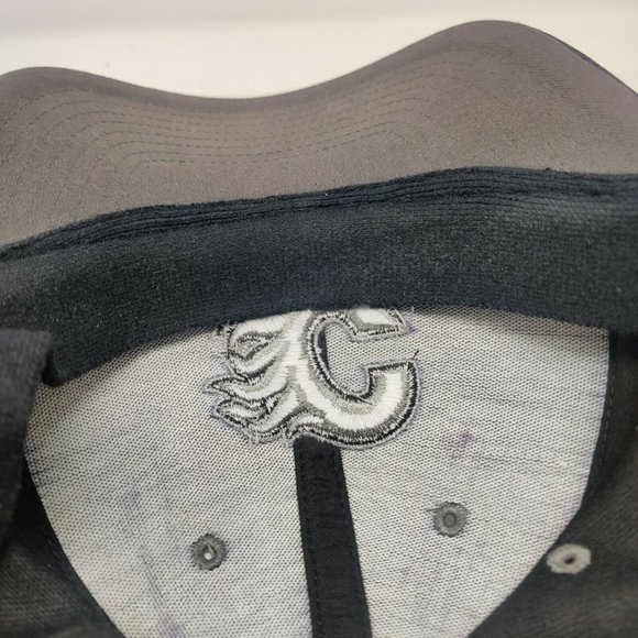 NHL Calgary Flames Size M-L Black Hat Cap Baseball Fitted 47 - Picture 6 of 9